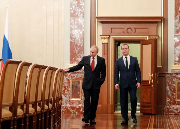 Президент РФ Владимир Путин и председатель правительства РФ Дмитрий Медведев перед встречей с членами правительства РФ - Sputnik Таджикистан
