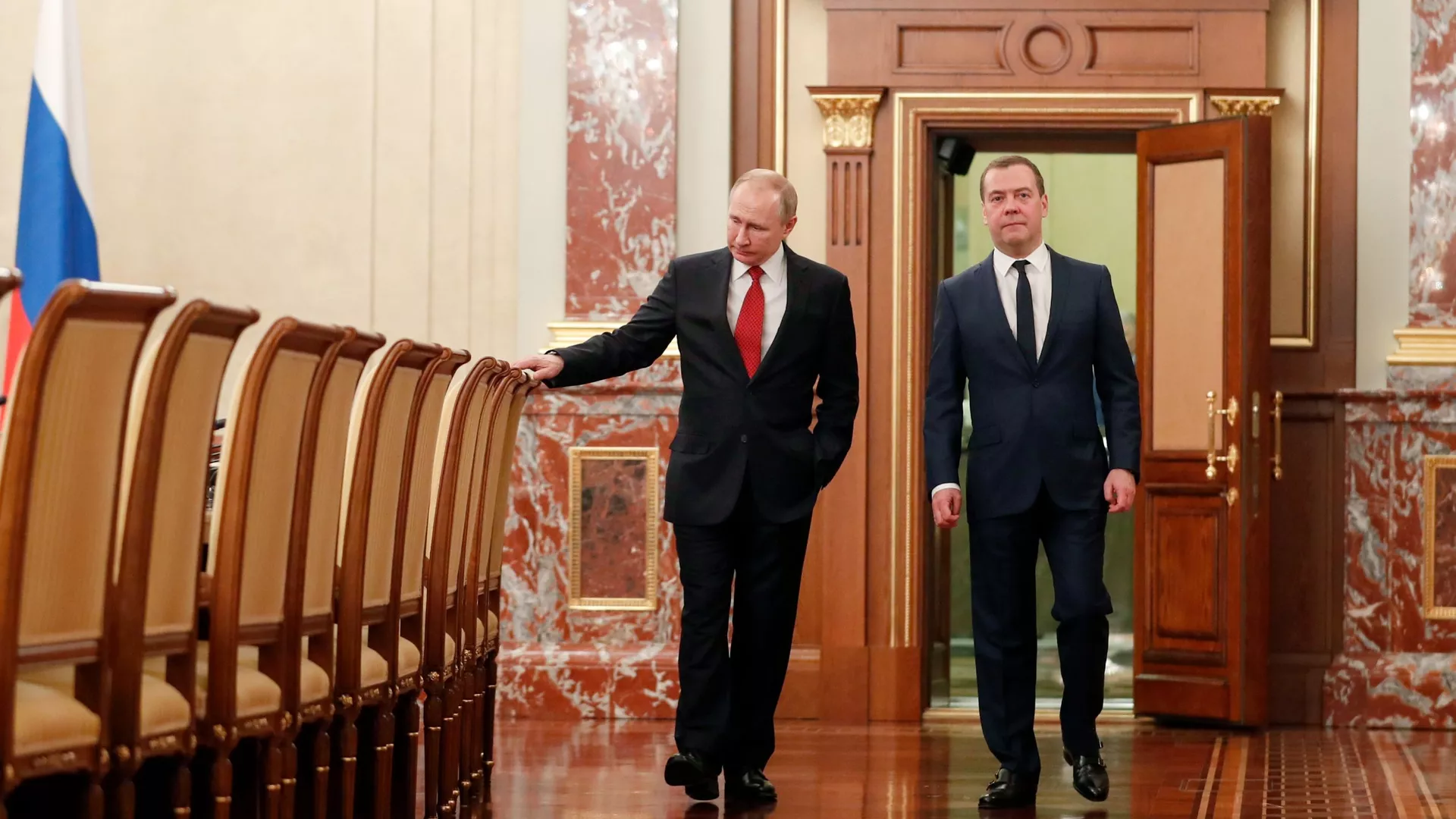 Президент РФ Владимир Путин и председатель правительства РФ Дмитрий Медведев перед встречей с членами правительства РФ