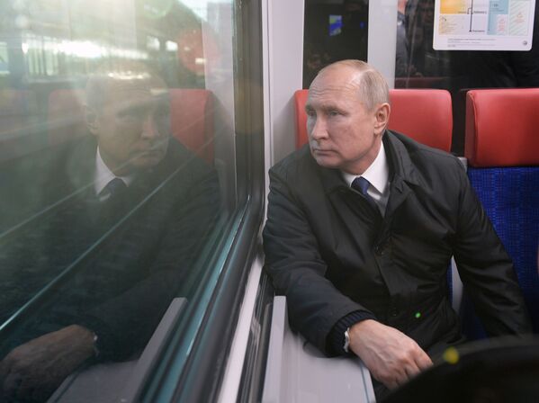Владимир Путин во время поездки на Иволге по МЦД - Sputnik Таджикистан