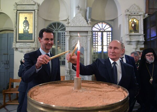 Президент России Владимир Путин и президент Сирии Башар Асад в кафедральном соборе Пресвятой Богородицы в Дамаске - Sputnik Таджикистан