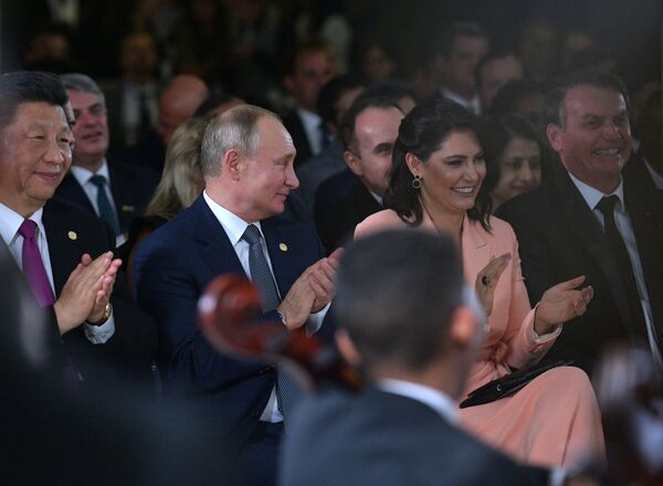 Владимир Путин на концерте для участников БРИКС в Бразилии - Sputnik Таджикистан
