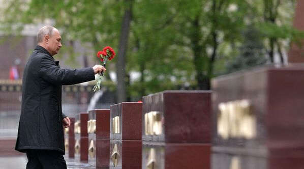 Президент РФ В. Путин возложил цветы к Могиле Неизвестного Солдата в Александровском саду - Sputnik Таджикистан