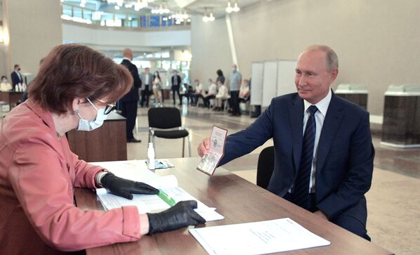 Владимир Путин во время голосования по вопросу одобрения изменений в Конституцию - Sputnik Таджикистан