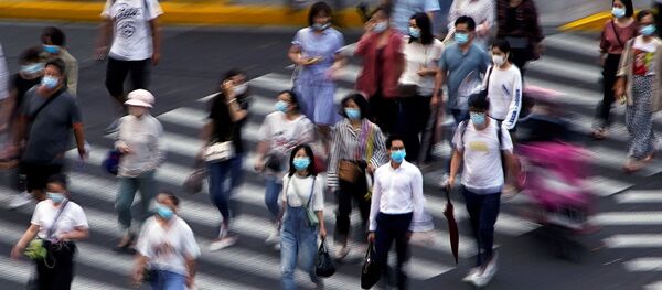 Люди в защитных масках на улице в Шанхае, Китай  - Sputnik Таджикистан