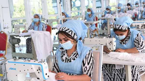 Сотрудницы швейного цеха в одном из предприятий Таджикистана - Sputnik Таджикистан