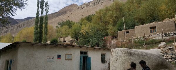 Мактаби деҳаи Равмеди водии Бартанги ноҳияи Рӯшон Мактаби деҳаи Равмеди водии Бартанги ноҳияи Рӯшон - Sputnik Тоҷикистон