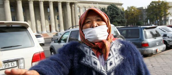 Сторонница кандидата в премьер-министра Киргизии Садыра Жапарова у здания правительства в Бишкеке - Sputnik Тоҷикистон