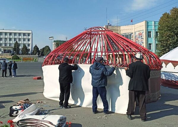 Местные жители устанавливают юрты возле здания мэрии на центральной площади Оша, Киргизия - Sputnik Тоҷикистон