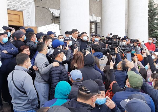 Мэр Бишкека Азиз Суракматов, подавший в отставку 6 октября, выступает на митинге, организованном в его поддержку, у здания мэрии в Бишкеке - Sputnik Тоҷикистон