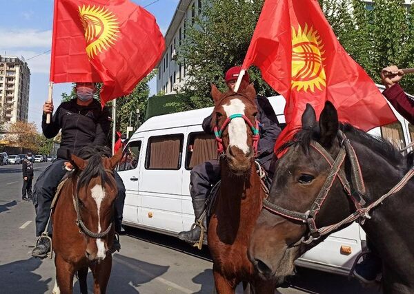 Сторонники президента Киргизии Сооронбая Жээнбекова собираются на митинг в Оше - Sputnik Тоҷикистон