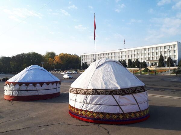 Местные жители поставили юрты возле здания мэрии на центральной площади Оша - Sputnik Тоҷикистон