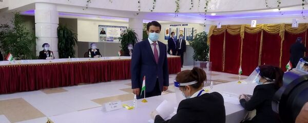 Рустам Эмомали голосует на выборах - Sputnik Таджикистан