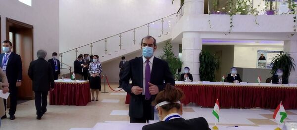 Махмадсаид Убайдуллоев голосует на выборах президента Таджикистана - Sputnik Тоҷикистон