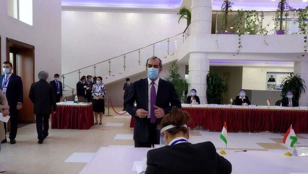 Махмадсаид Убайдуллоев голосует на выборах президента Таджикистана - Sputnik Таджикистан