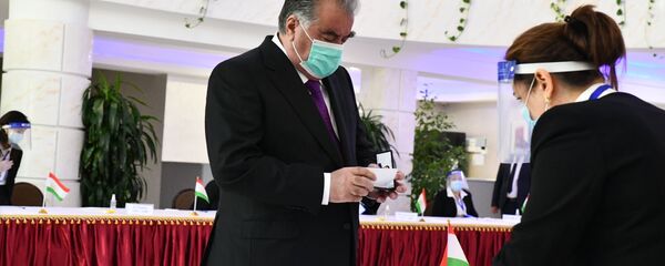 Эмомали Рахмон проголосовал на президентских выборах - Sputnik Тоҷикистон