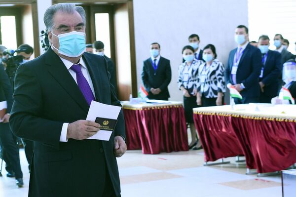 Ин дафъа шиносномаи сурх надод: Раҳмон бо кадом ҳуҷҷат ба интихобот омаду чӣ гуфт?-акс - Sputnik Тоҷикистон