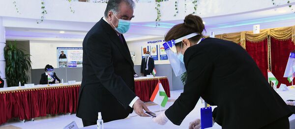 Эмомалӣ Раҳмон, раисиҷумҳури Тоҷикистон, ҳангоми пешниҳоди ҳуҷҷат дар интихоботи президентӣ - Sputnik Тоҷикистон