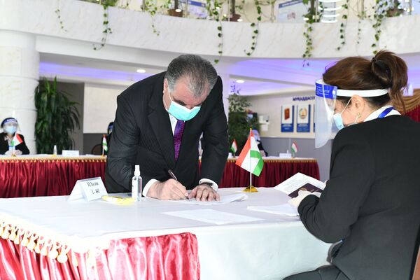 Эмомали Рахмон проголосовал на выборах в президенты Таджикистана - Sputnik Таджикистан