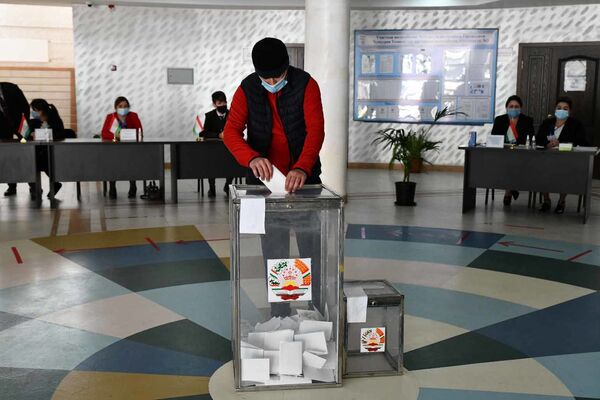 Мужчина на избирательном участке в Душанбе - Sputnik Таджикистан