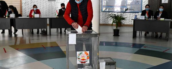 Мужчина на избирательном участке в Душанбе - Sputnik Тоҷикистон