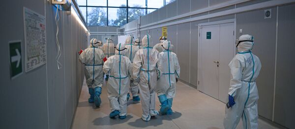 Медицинские работники во временном госпитале для пациентов с COVID-19  - Sputnik Тоҷикистон