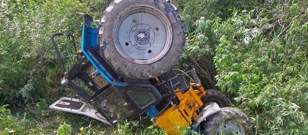 Перевернувшийся трактор - Sputnik Тоҷикистон