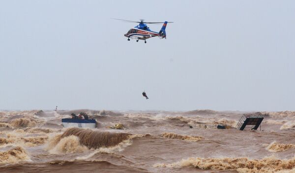 Военный вертолет спасает моряков затонувшего корабля в порту Куа Вьет в провинции Куангтри, Вьетнам - Sputnik Тоҷикистон