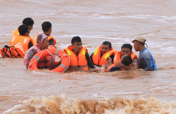 Военные спасают моряков затонувшего корабля в порту Куа Вьет в провинции Куангтри, Вьетнам - Sputnik Тоҷикистон