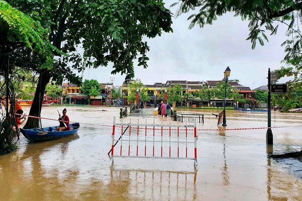 Наводнение в старом городе Хойана после проливных дождей в Центральном Вьетнаме - Sputnik Тоҷикистон