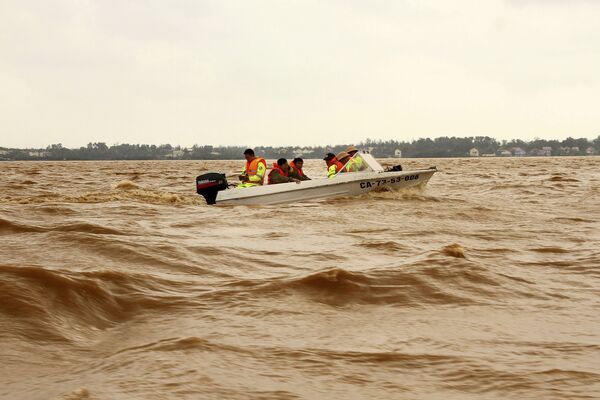 Спасатели на лодке пытаются добраться до затопленной зоны в провинции Куанг Бин, Вьетнам - Sputnik Тоҷикистон