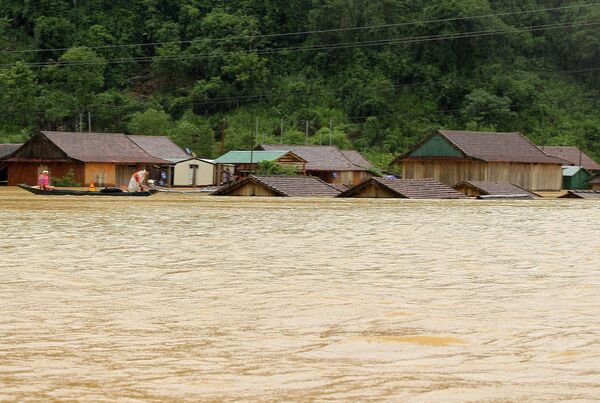 Дома, затопленные паводковыми водами после проливных дождей в провинции Куанг Бин в Центральном Вьетнаме - Sputnik Тоҷикистон