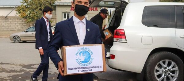 Представители Россотрудничества в Таджикистане передали учебники и художественную литературу на русском языке в средние образовательные школы - Sputnik Таджикистан