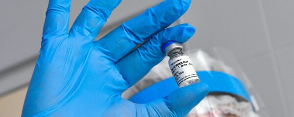 Медсестра держит в руках ампулу с вакциной Гам-Ковид-Вак Медсестра держит в руках ампулу с вакциной Гам-Ковид-Вак - Sputnik Тоҷикистон