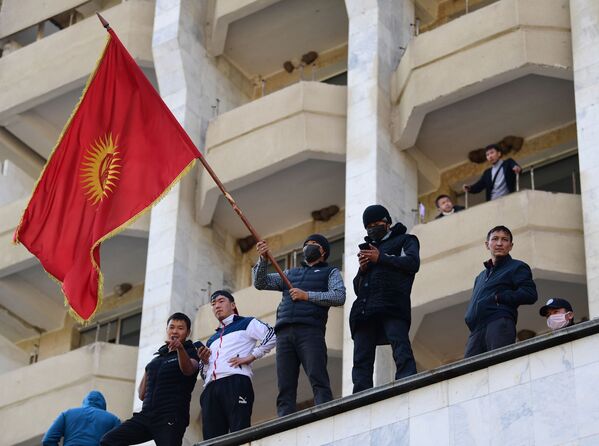 Сторонники премьер-министра Садыра Жапарова на митинге у гостиницы Иссык-Куль в Бишкеке, Киргизия - Sputnik Таджикистан