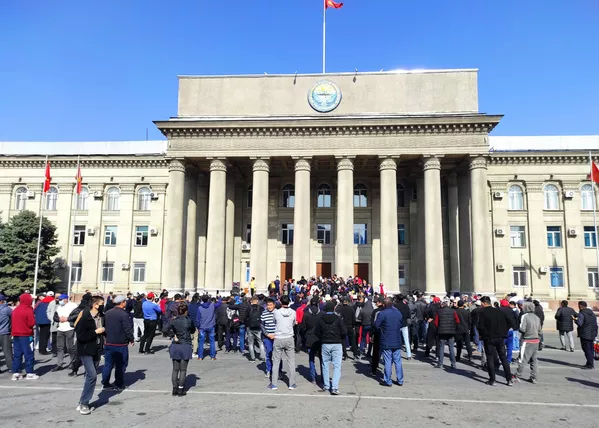 Митингующие у дома правительства в Бишкеке, Киргизия Митингующие у дома правительства в Бишкеке, Киргизия - Sputnik Тоҷикистон