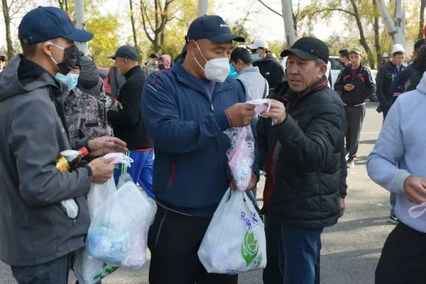 Раздача масок митингующим у гостиницы Иссык-Куль в Бишкеке, Киргизия Раздача масок митингующим у гостиницы Иссык-Куль в Бишкеке, Киргизия - Sputnik Тоҷикистон