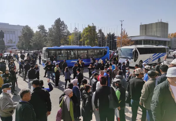 Митингующие у дома правительства в Бишкеке, Киргизия Митингующие у дома правительства в Бишкеке, Киргизия - Sputnik Тоҷикистон