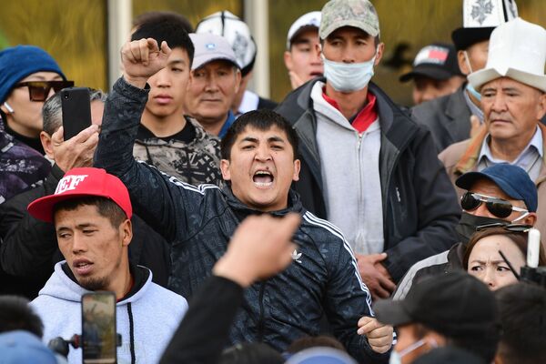 Сторонники премьер-министра Садыра Жапарова на митинге у гостиницы Иссык-Куль в Бишкеке, Киргизия - Sputnik Таджикистан