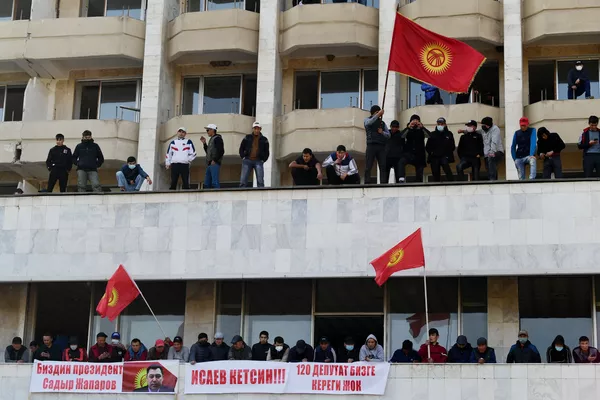 Сторонники премьер-министра Садыра Жапарова на митинге у гостиницы Иссык-Куль в Бишкеке, Киргизия Сторонники премьер-министра Садыра Жапарова на митинге у гостиницы Иссык-Куль в Бишкеке, Киргизия - Sputnik Тоҷикистон