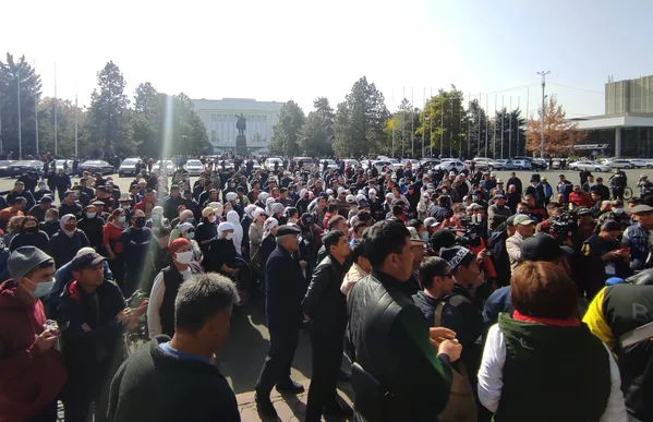 Митингующие у дома правительства в Бишкеке Митингующие у дома правительства в Бишкеке - Sputnik Тоҷикистон