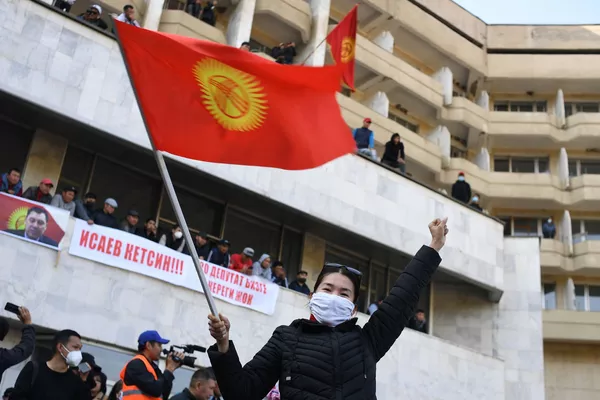 Сторонники премьер-министра Садыра Жапарова на митинге у гостиницы Иссык-Куль в Бишкеке Сторонники премьер-министра Садыра Жапарова на митинге у гостиницы Иссык-Куль в Бишкеке - Sputnik Тоҷикистон