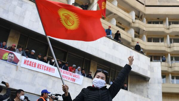 Сторонники премьер-министра Садыра Жапарова на митинге у гостиницы Иссык-Куль в Бишкеке - Sputnik Таджикистан