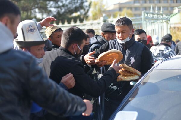 Раздача хлеба митингующим у гостиницы Иссык-Куль в Бишкеке - Sputnik Тоҷикистон