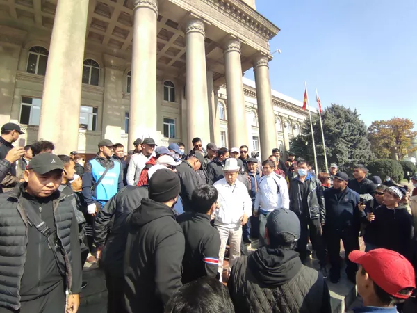 Митингующие у дома правительства в Бишкеке Митингующие у дома правительства в Бишкеке - Sputnik Тоҷикистон