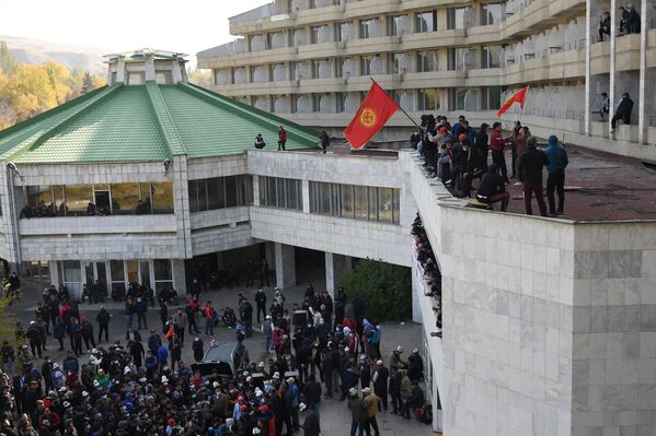 Сторонники премьер-министра Садыра Жапарова на митинге у гостиницы Иссык-Куль в Бишкеке - Sputnik Таджикистан