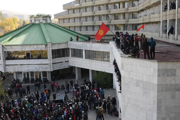 Сторонники премьер-министра Садыра Жапарова на митинге у гостиницы Иссык-Куль в Бишкеке Сторонники премьер-министра Садыра Жапарова на митинге у гостиницы Иссык-Куль в Бишкеке - Sputnik Тоҷикистон