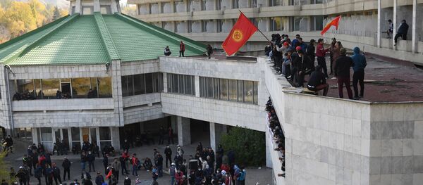 Сторонники премьер-министра Садыра Жапарова на митинге у гостиницы Иссык-Куль в Бишкеке - Sputnik Таджикистан