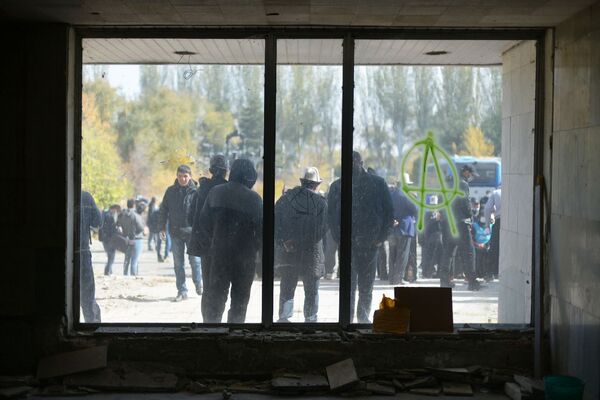 Митингующие у гостиницы Иссык-Куль в Бишкеке - Sputnik Тоҷикистон