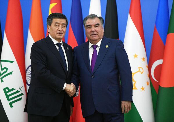 Президент Таджикистана Эмомали Рахмон (справа) и президент Кыргызстана Сооронбай Жээнбеков - Sputnik Таджикистан