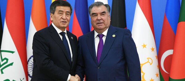 Президент Таджикистана Эмомали Рахмон (справа) и президент Кыргызстана Сооронбай Жээнбеков - Sputnik Таджикистан